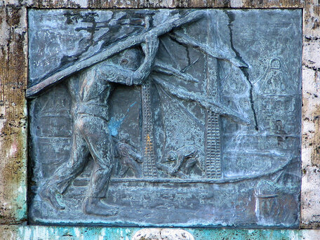 Grzegorz Chmielecki. Darłowo. Pomnik rybaka - relief północny. Stan z 23 czerwca 2005 roku